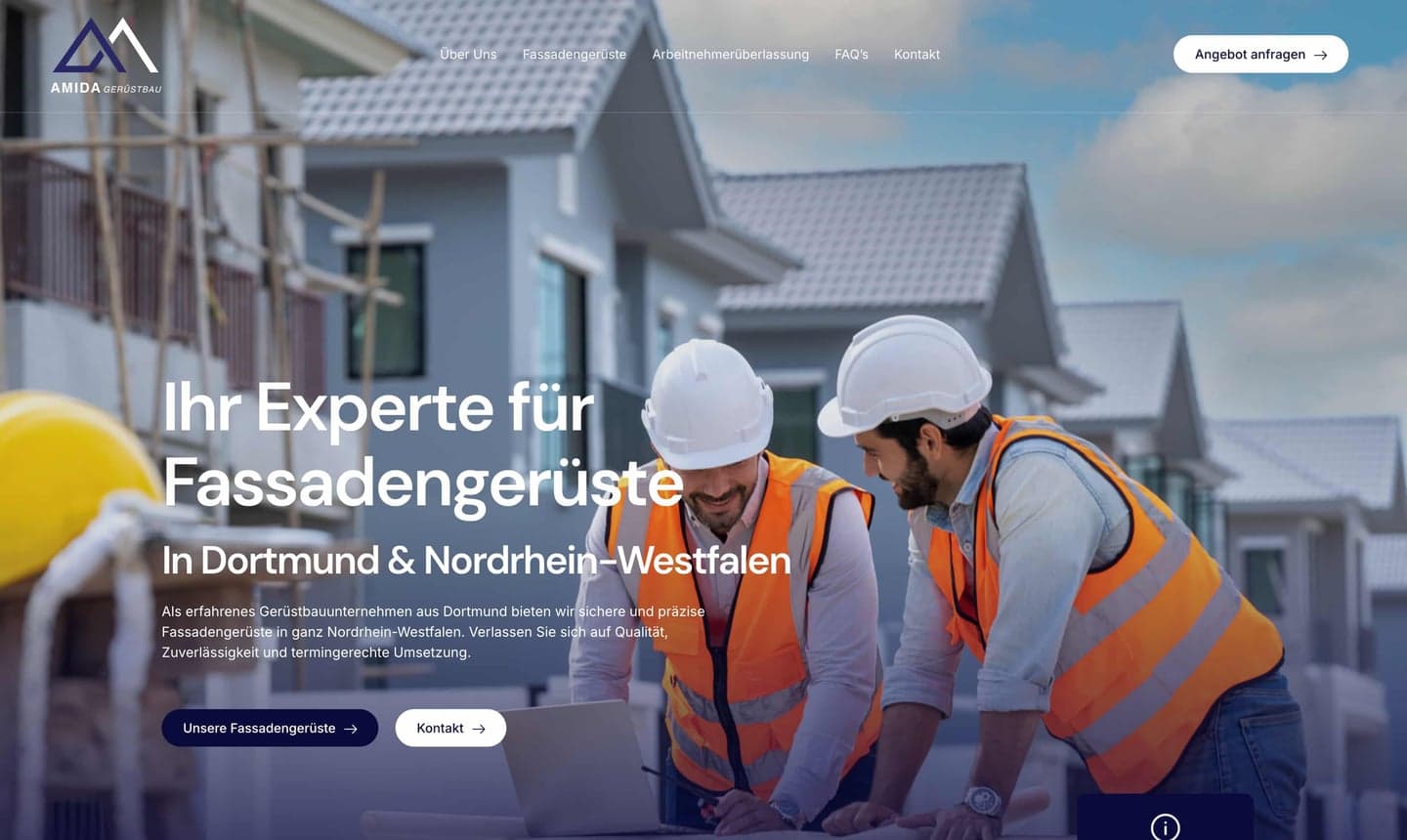 Startseite von amida-geruestbau.de: zwei Gerüstbauer mit Helm und Warnweste vor Neubauten, Überschrift „Ihr Experte für Fassadengerüste in Dortmund & Nordrhein-Westfalen“