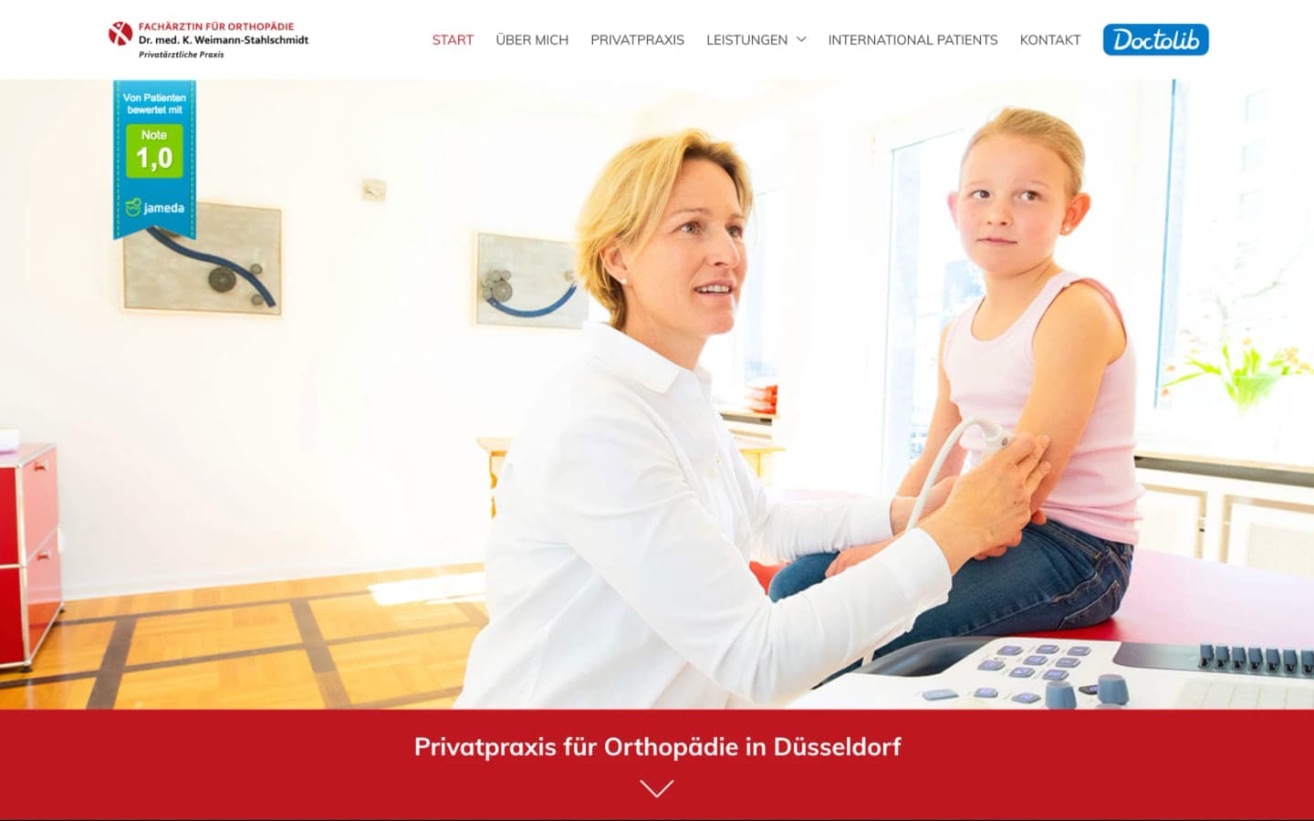 Startseite von dr-weimann.de: Dr. Weimann-Stahlschmidt untersucht eine junge Patientin mit Ultraschall, darunter der Titel „Privatpraxis für Orthopädie in Düsseldorf“