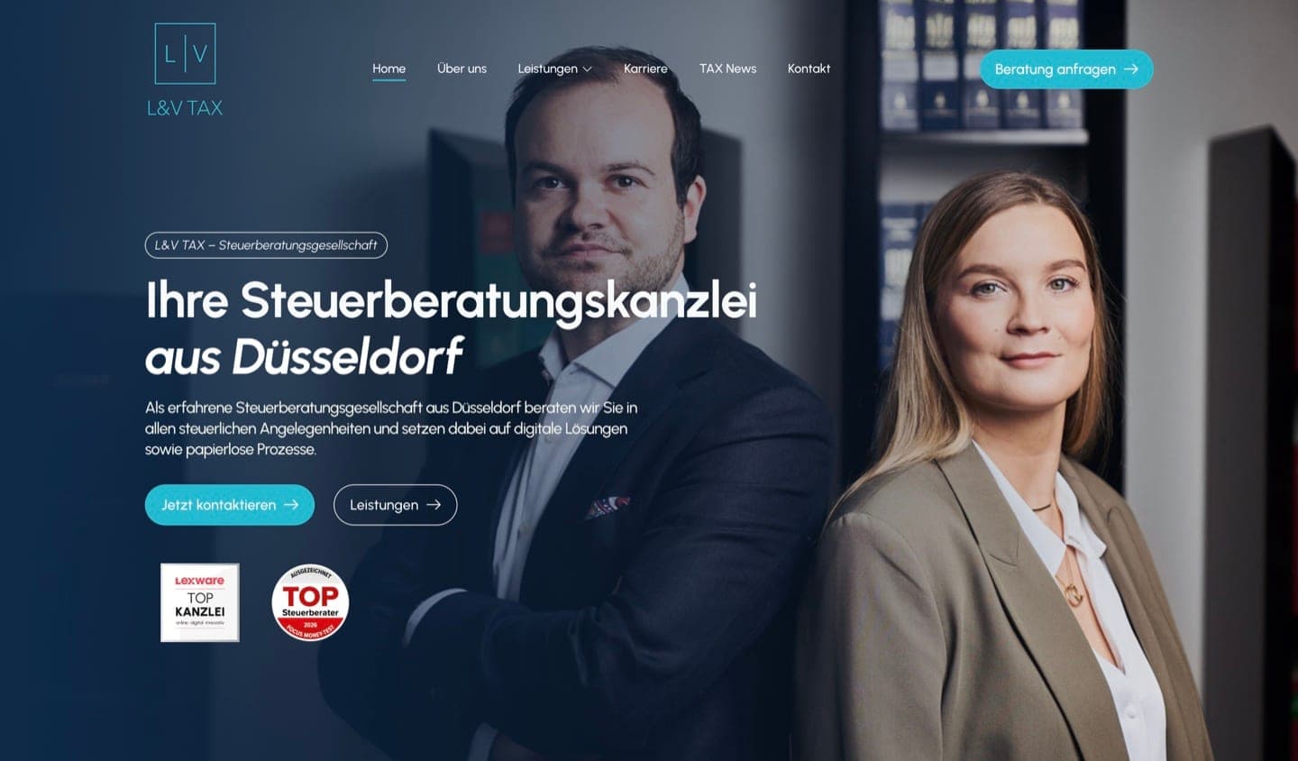 Startseite von lv-tax.de: ein Mann im Anzug und eine Frau im Blazer in der Kanzlei, Überschrift „Ihre Steuerberatungskanzlei aus Düsseldorf“ mit zwei Auszeichnungen