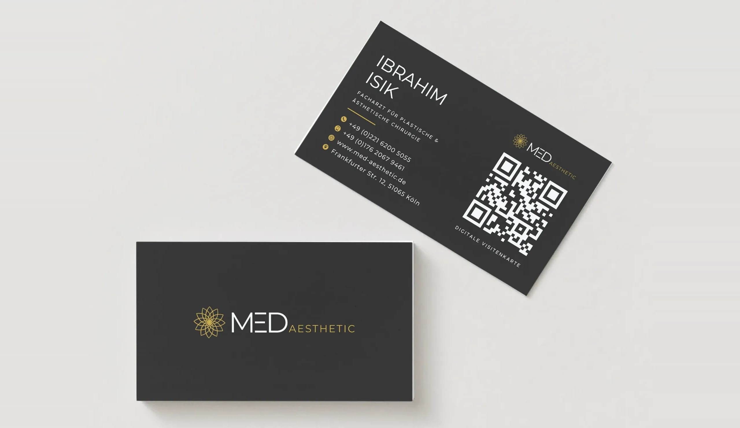 Visitenkarten in Anthrazit mit goldenem Logo, Rückseite mit QR-Code