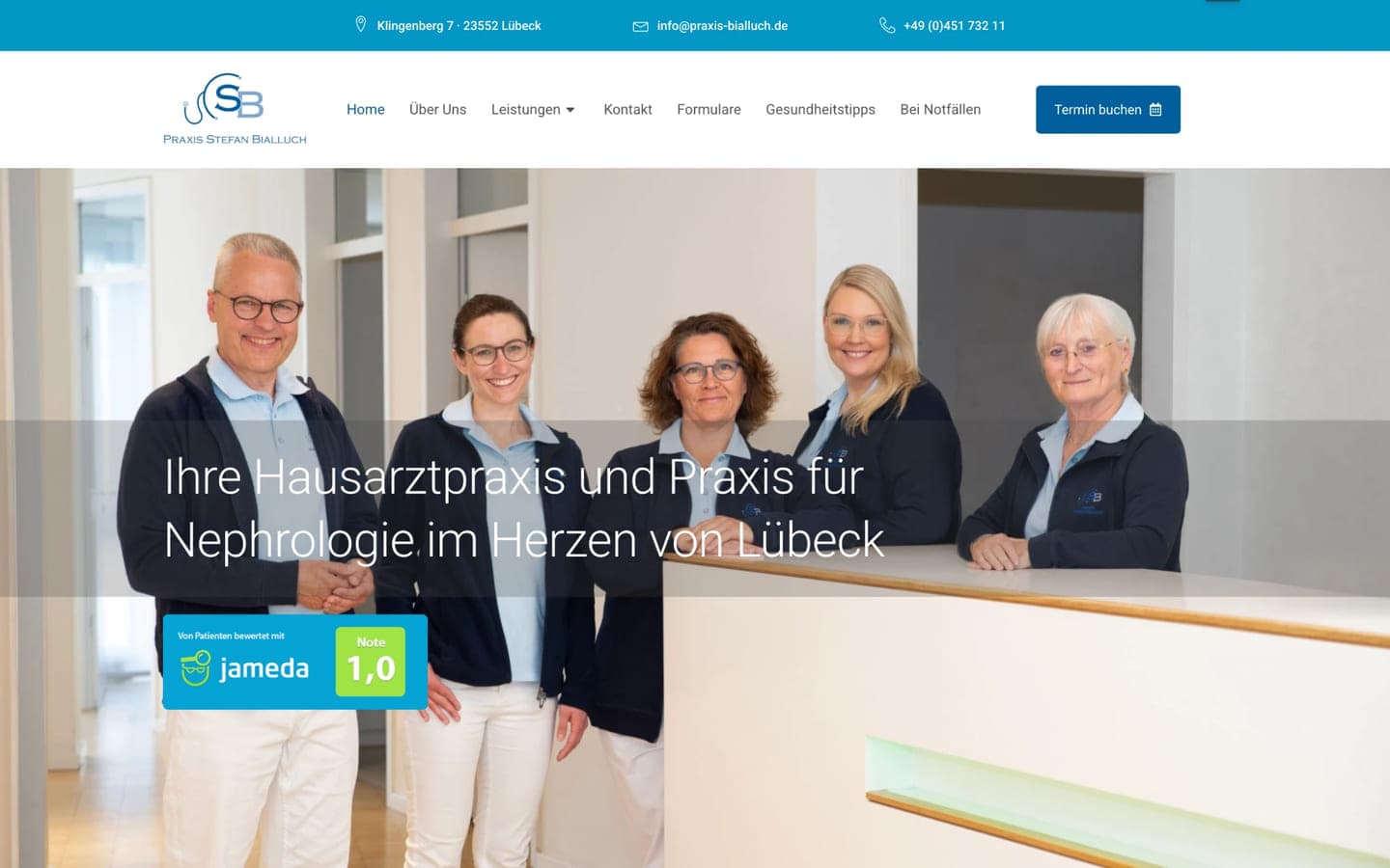 Homepage of praxis-bialluch.de: the practice team of five at the reception, headline “Your family practice and nephrology practice in the heart of Lübeck”